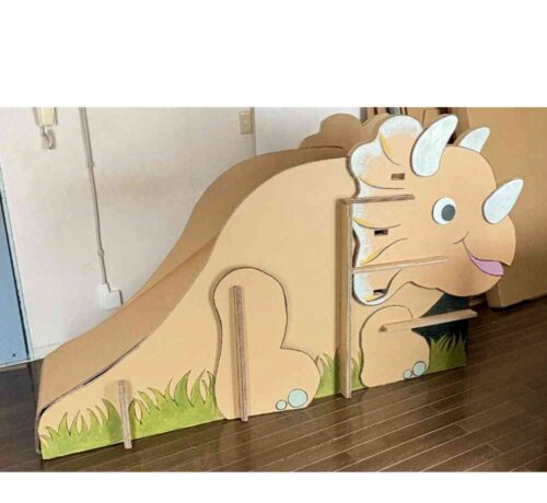 トリケラトプスのダンボール滑り台